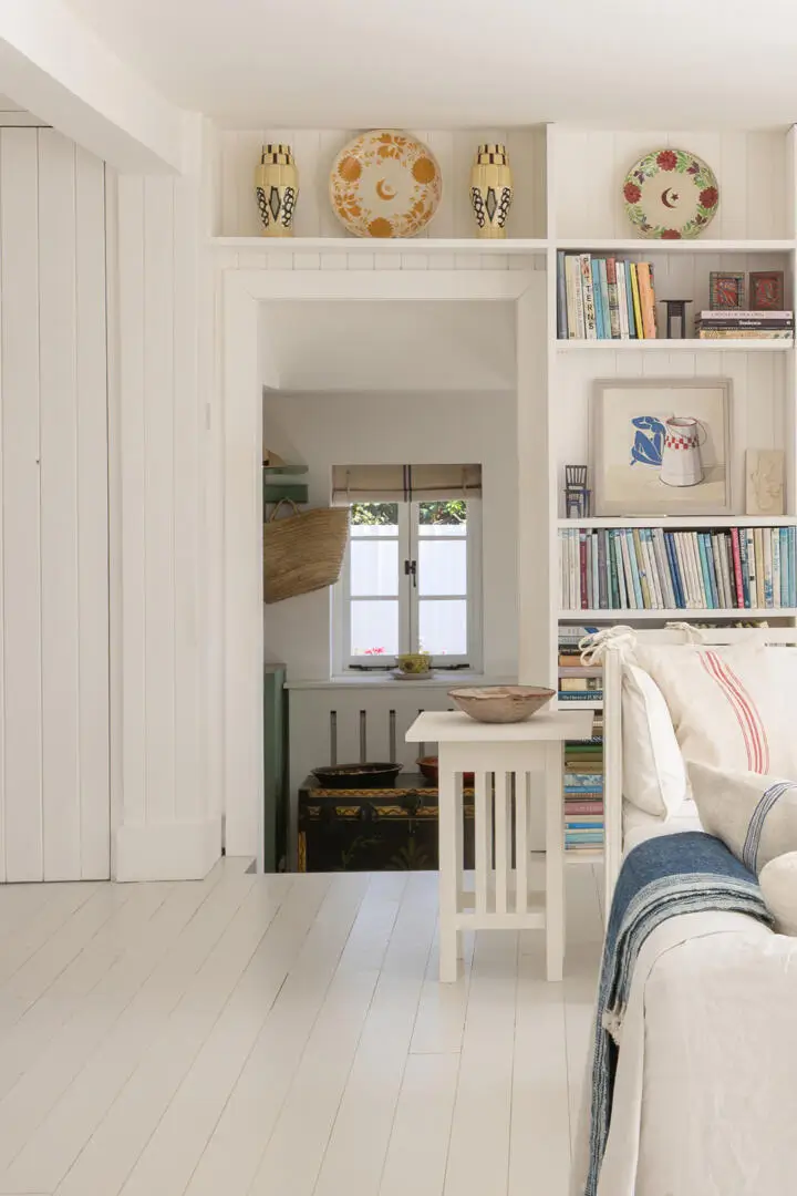 A Light-Filled Coastal Home with Sea Views and Charming Gardens in East Sussex 6 whitewashed-beach-style-interiors-seaside-cottage-england-nordroom
