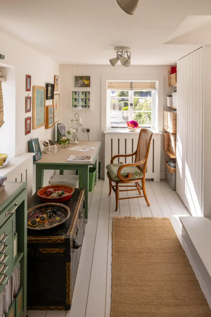 A Light-Filled Coastal Home with Sea Views and Charming Gardens in East Sussex 8 whitewashed-beach-style-interiors-seaside-cottage-england-nordroom