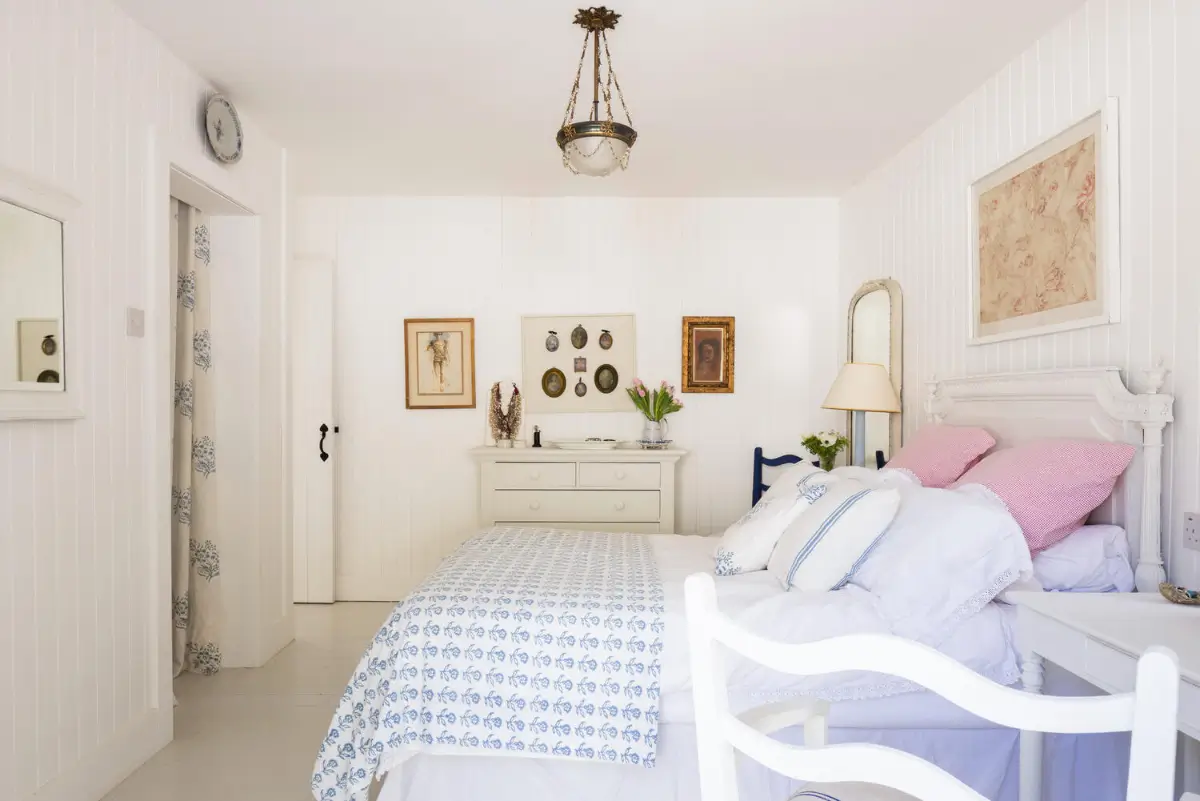A Light-Filled Coastal Home with Sea Views and Charming Gardens in East Sussex 13 whitewashed-beach-style-interiors-seaside-cottage-england-nordroom