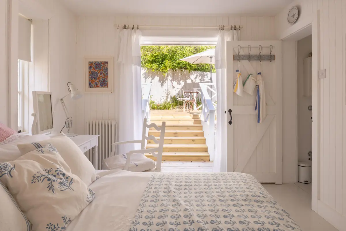 A Light-Filled Coastal Home with Sea Views and Charming Gardens in East Sussex 12 whitewashed-beach-style-interiors-seaside-cottage-england-nordroom