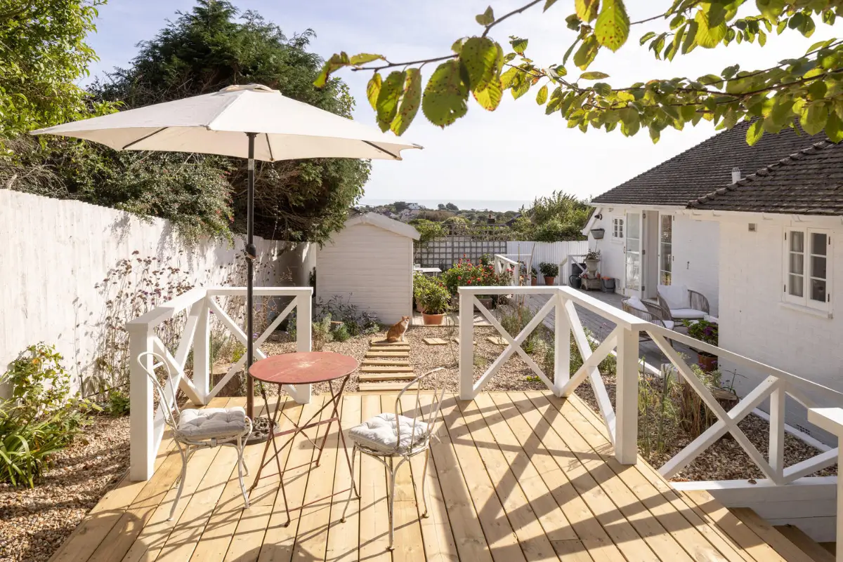 A Light-Filled Coastal Home with Sea Views and Charming Gardens in East Sussex 18 whitewashed-beach-style-interiors-seaside-cottage-england-nordroom