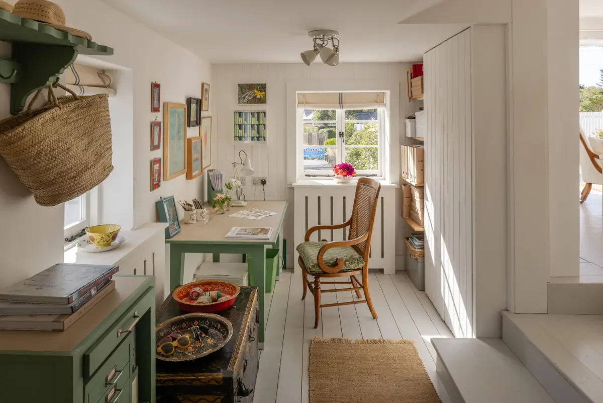 A Light-Filled Coastal Home with Sea Views and Charming Gardens in East Sussex 9 whitewashed-beach-style-interiors-seaside-cottage-england-nordroom