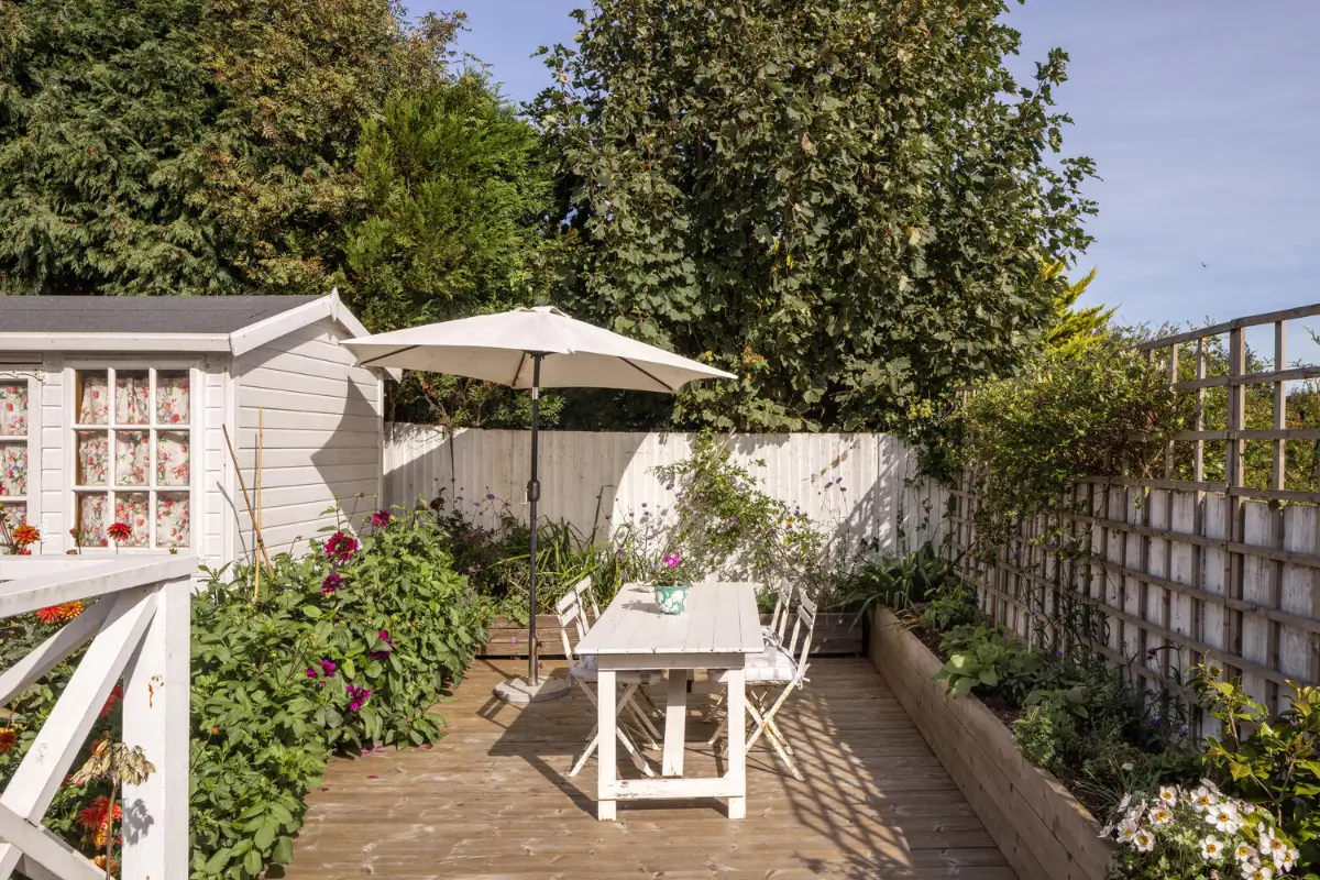 A Light-Filled Coastal Home with Sea Views and Charming Gardens in East Sussex 20 whitewashed-beach-style-interiors-seaside-cottage-england-nordroom