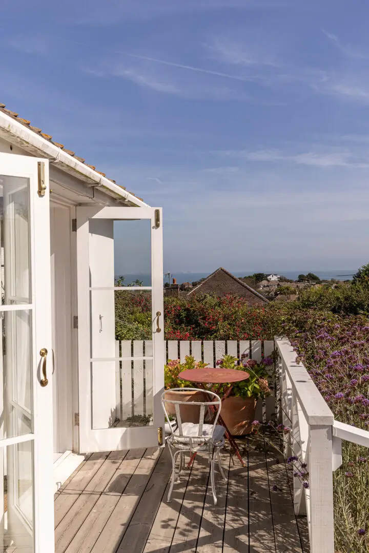 A Light-Filled Coastal Home with Sea Views and Charming Gardens in East Sussex 23 whitewashed-beach-style-interiors-seaside-cottage-england-nordroom