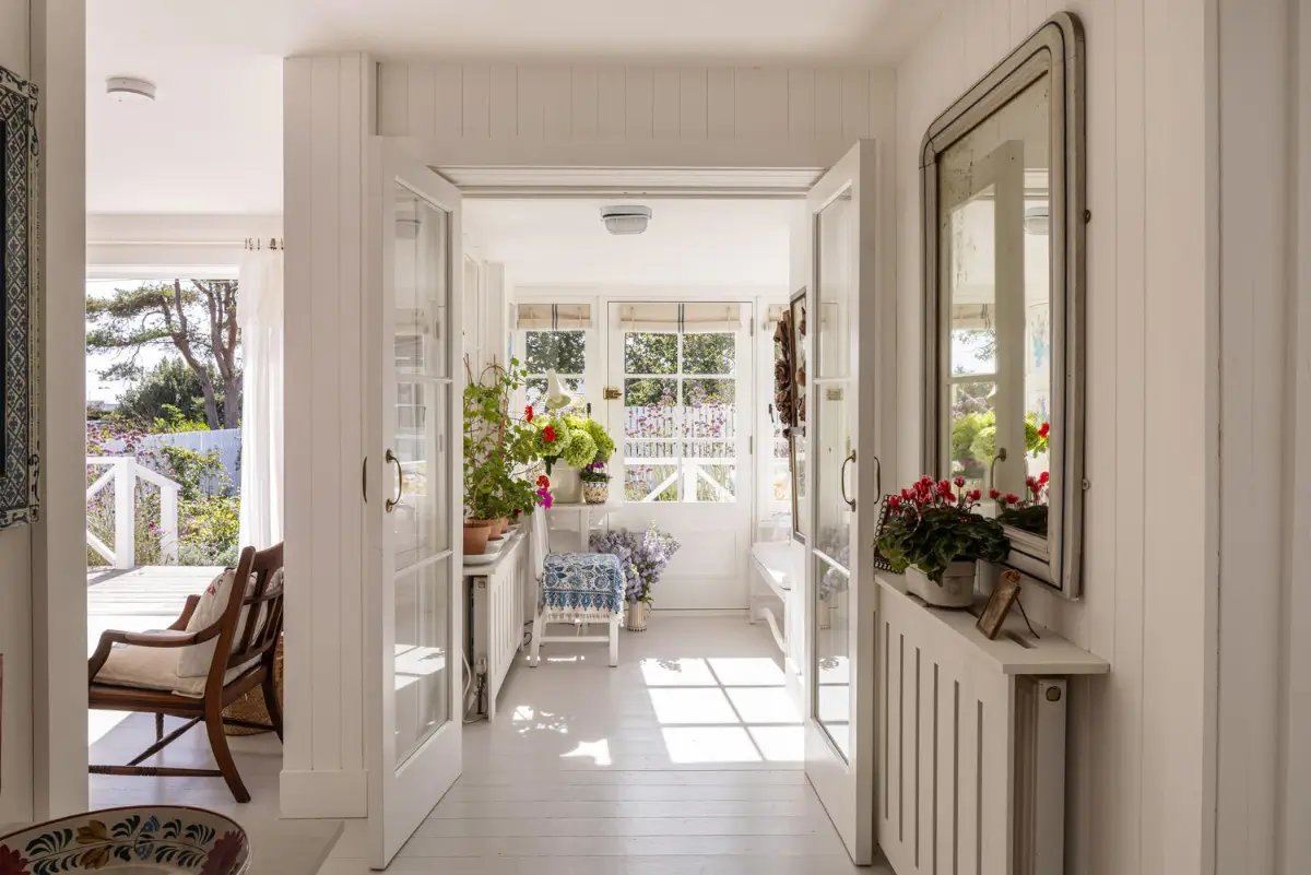 A Light-Filled Coastal Home with Sea Views and Charming Gardens in East Sussex 11 whitewashed-beach-style-interiors-seaside-cottage-england-nordroom