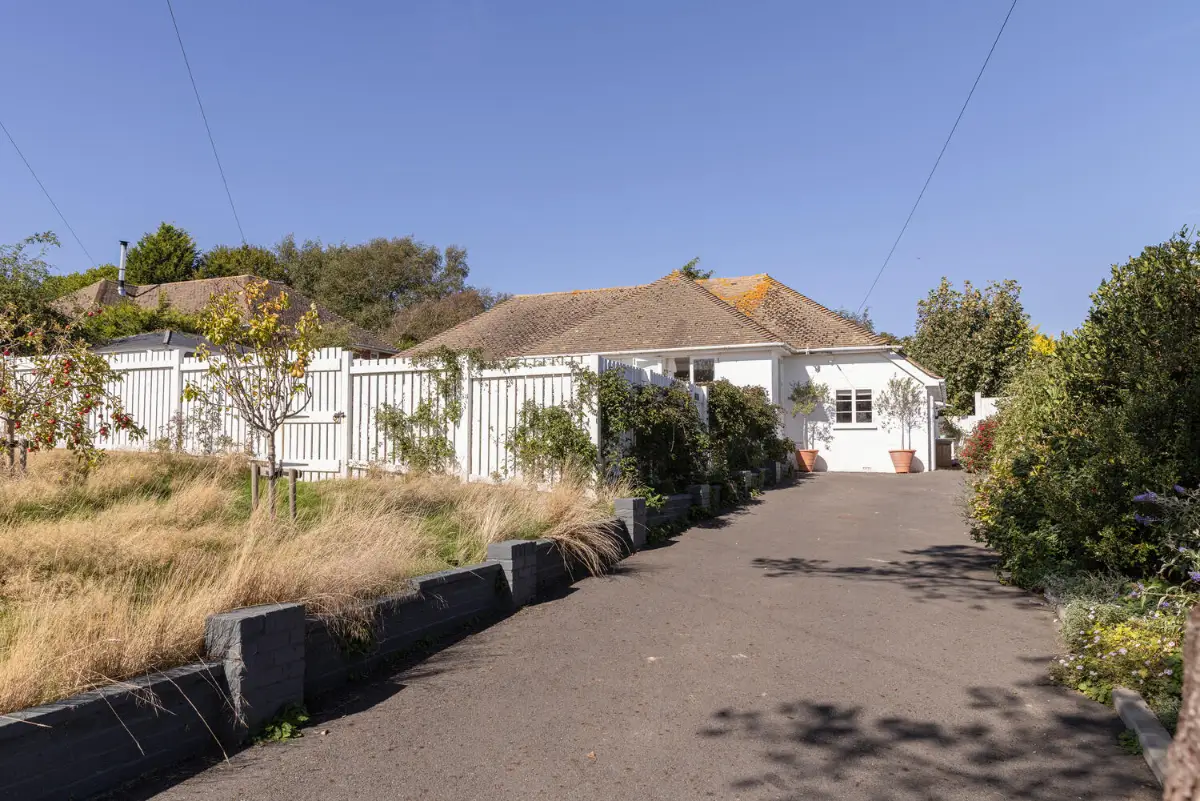 A Light-Filled Coastal Home with Sea Views and Charming Gardens in East Sussex 22 whitewashed-beach-style-interiors-seaside-cottage-england-nordroom
