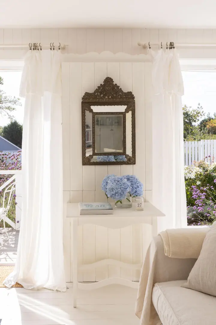 A Light-Filled Coastal Home with Sea Views and Charming Gardens in East Sussex 7 whitewashed-beach-style-interiors-seaside-cottage-england-nordroom