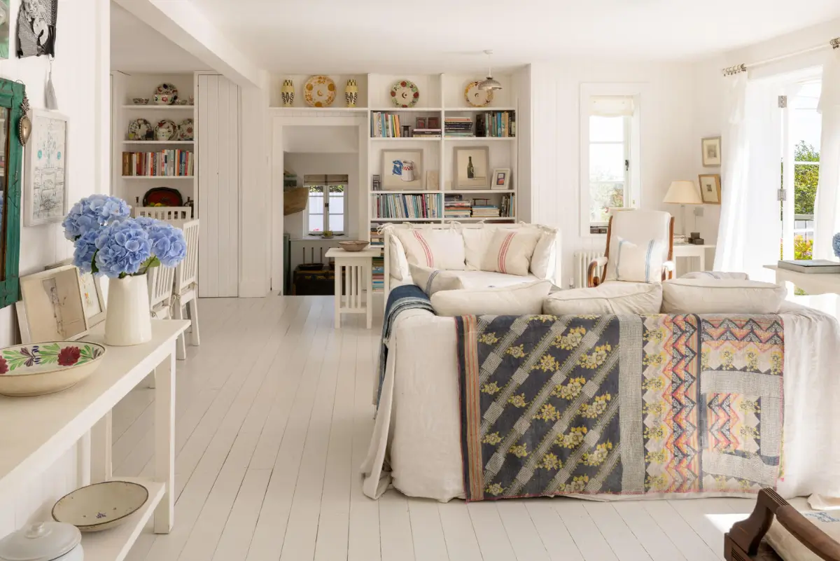 A Light-Filled Coastal Home with Sea Views and Charming Gardens in East Sussex 2 whitewashed-beach-style-interiors-seaside-cottage-england-nordroom