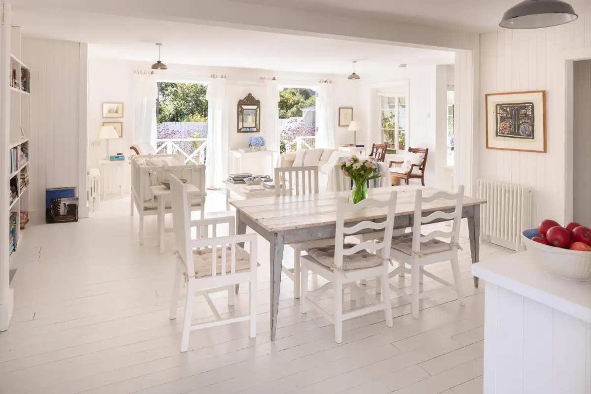 A Light-Filled Coastal Home with Sea Views and Charming Gardens in East Sussex 4 whitewashed-beach-style-interiors-seaside-cottage-england-nordroom